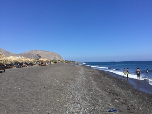 mode de vie fit shanna perissa beach black beach santorini