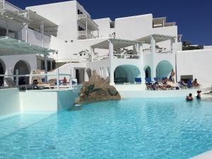 mode de vie fit shanna mykonos blu hotel pool