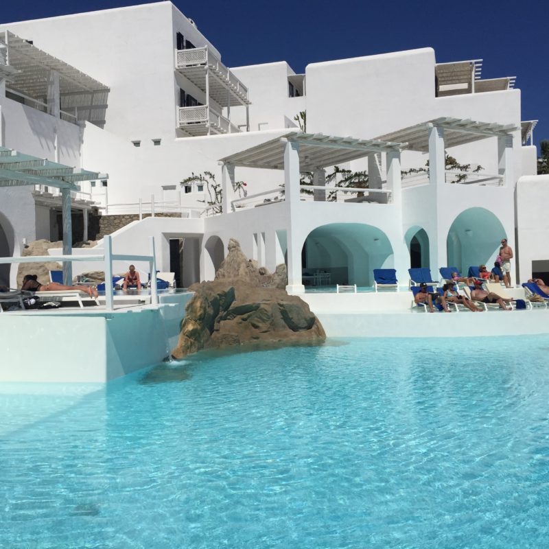 mode de vie fit shanna mykonos blu hotel pool