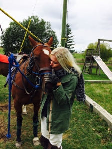 mode de vie fit shanna horse riding playing polo