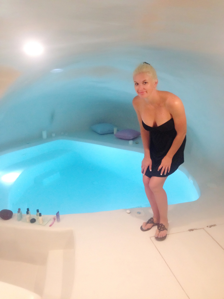 mode de vie fit santorini sophia suites jacuzzi cave hotel