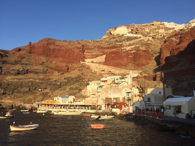 mode de vie fit shanna santorini red cliffs sunset taverna