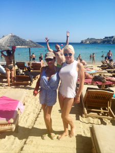 mode de vie fit mykonos paradise beach photo bomber