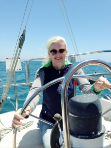 mode de vie fit shanna sailing at the wheel