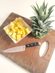 mode de vie fit shanna pineapple cutting board