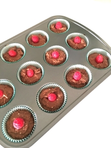 mode de vie fit shanna chocolate raspberry gluten free muffins with cashew nut butter filling