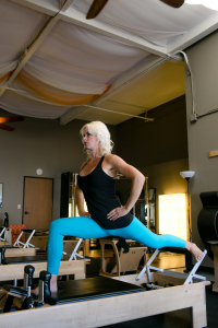 mode de vie fit shanna russian splits bent knee on reformer