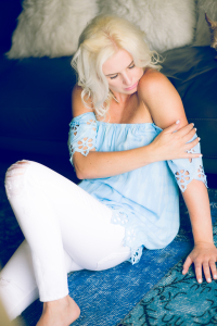 mode de vie fit shanna blue dress off the shoulder and sexy white ripped jeans