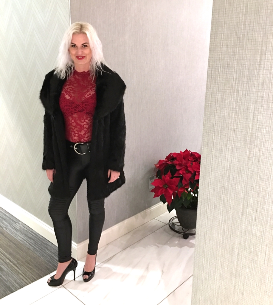 mode de vie fit shanna red holiday outfit