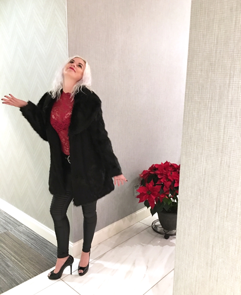 mode de vie fit shanna red holiday outfit black faux fur coat