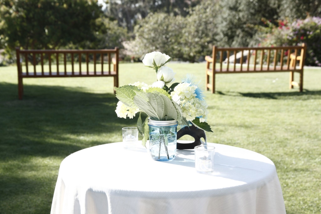 mode de vie fit shanna engagement party flowers bench