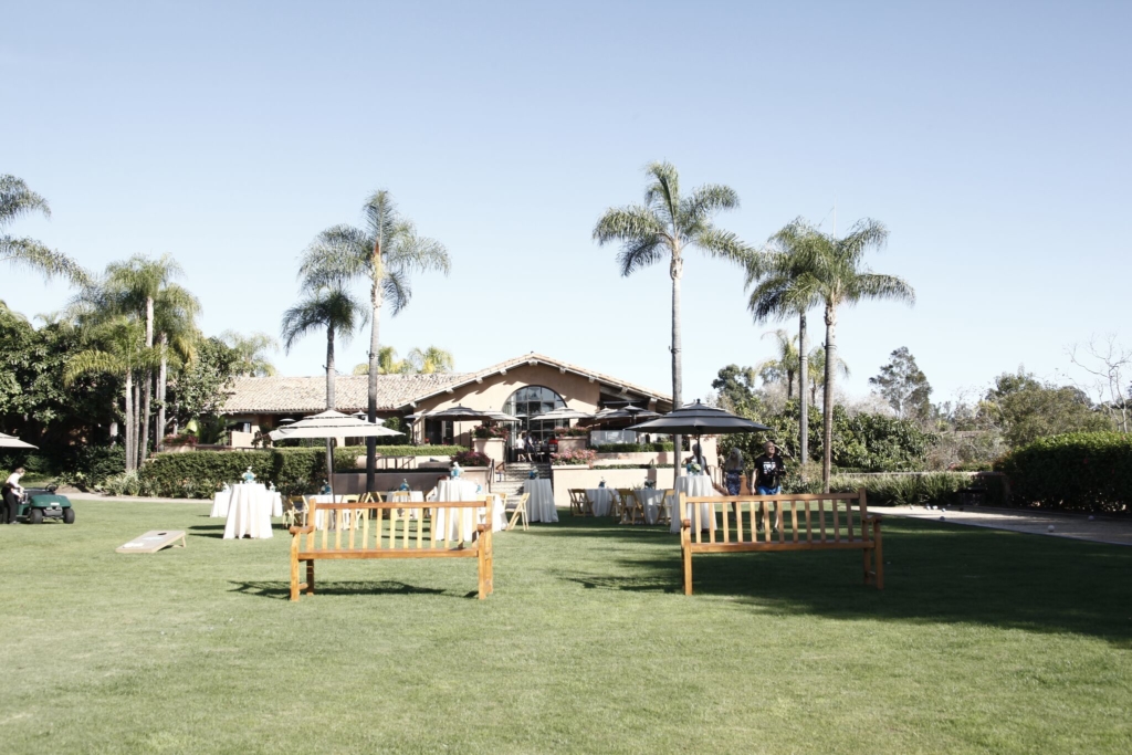 mode de vie fit shanna engagement party crowd benches