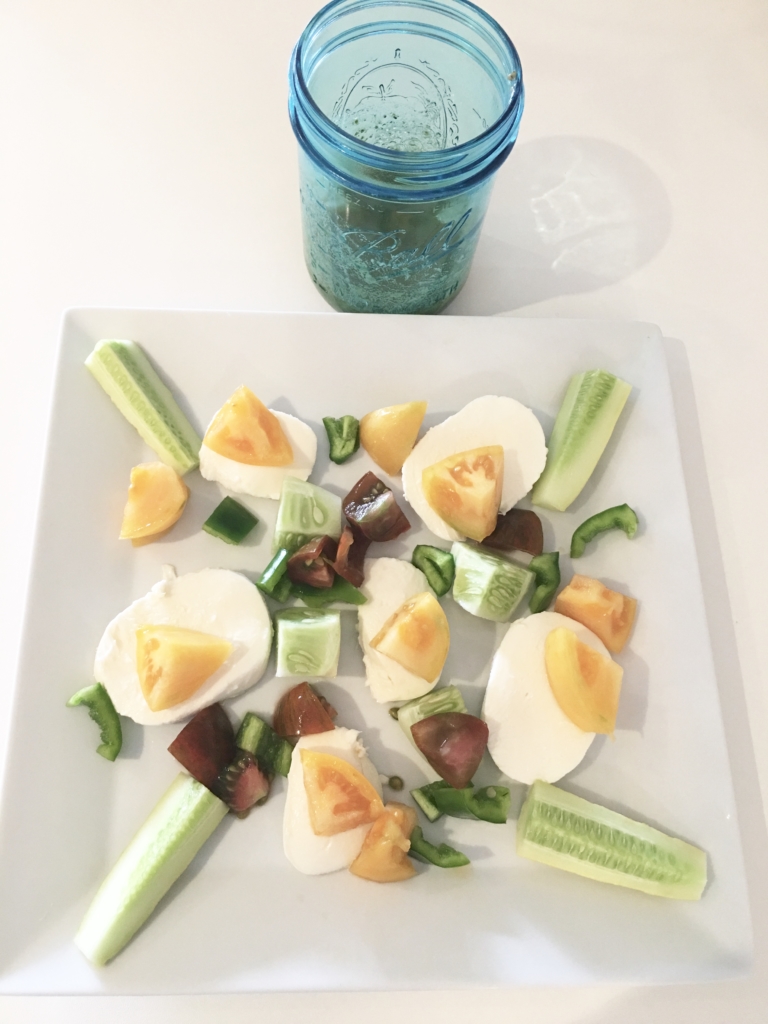 mode de vie fit shanna simple caprese salad with basil vinaigrette and a twist